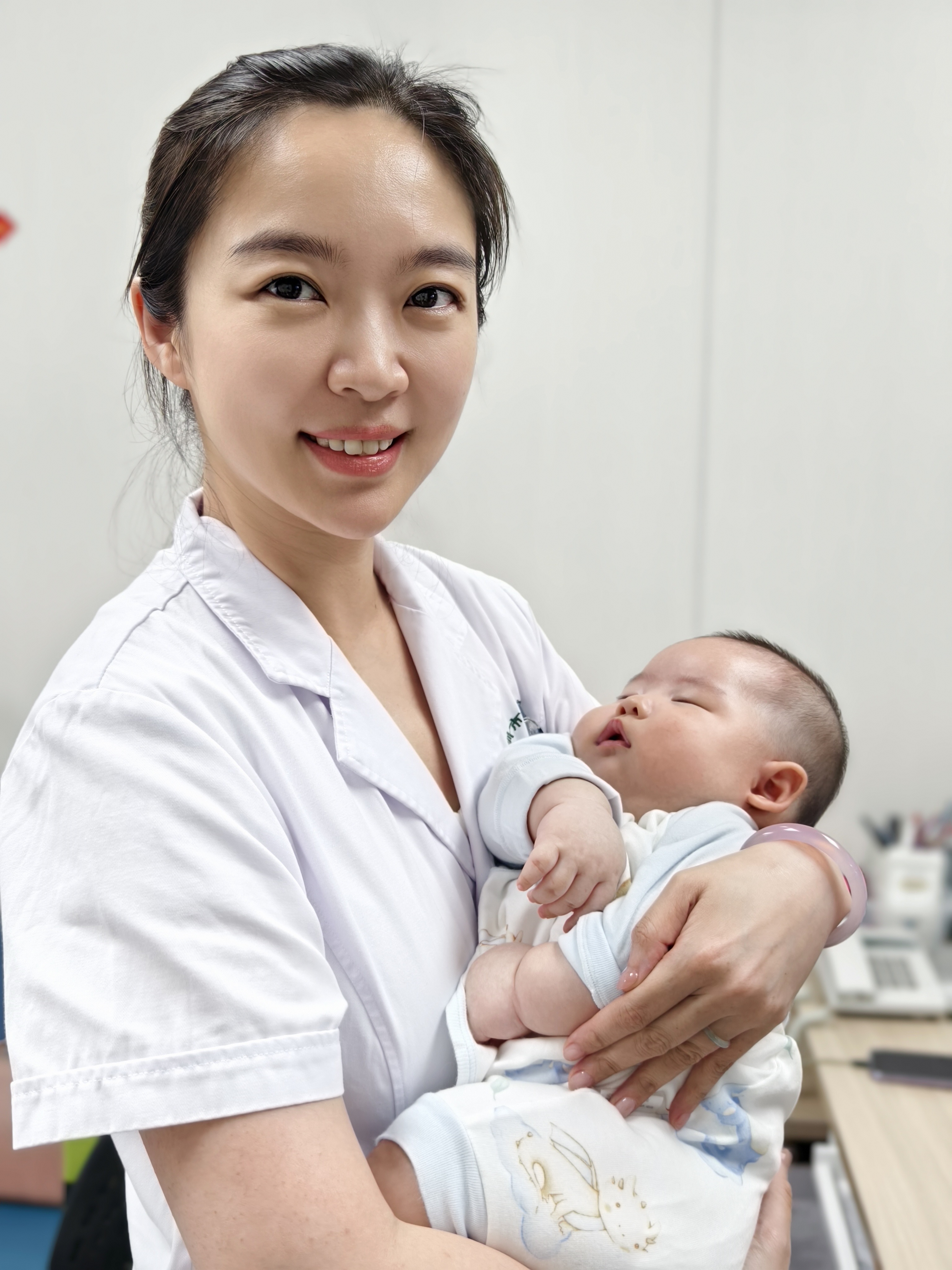 Premature ovarian insufficiency with low ovarian reserve. After four months of integrative acupuncture support, she welcomed her long-awaited baby.